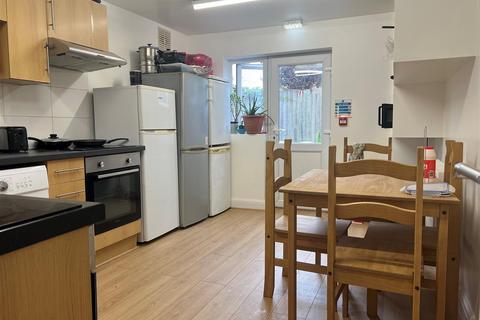 1 bedroom in a house share to rent, Felixstowe Road, Kensal Green