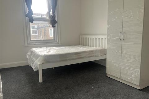 1 bedroom in a house share to rent, Felixstowe Road, Kensal Green