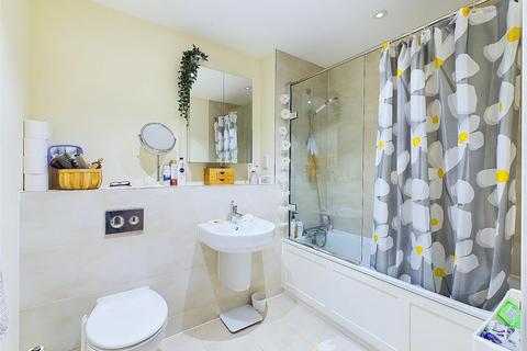 1 bedroom apartment to rent, Blagrove Road, Teddington