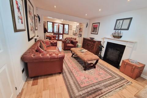 4 bedroom detached house to rent, Staines Road East, Surrey TW16