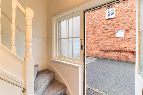 2 bedroom house to rent, Woodbridge Road, Guildford GU1