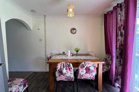 104 Tollgate, Bretton, Peterborough, PE3 9XB