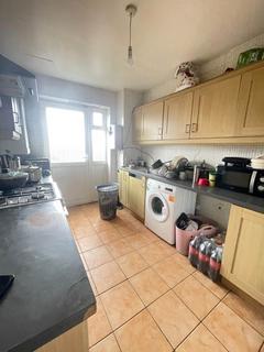 3 bedroom flat to rent, Stanwell