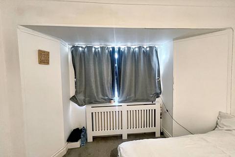 1 bedroom in a house share to rent, Clifton Gardens , London NW11