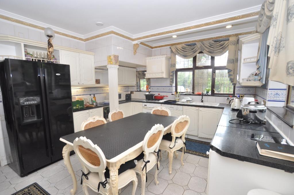 London Road, Luton 5 bed detached house for sale £980,000