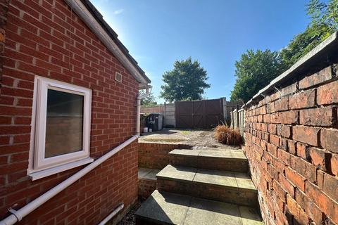 3 bedroom terraced house to rent, Alton Street, Crewe CW2