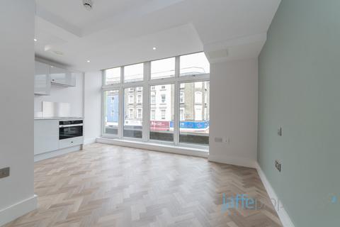 Studio to rent, Kilburn High Road, London, NW6