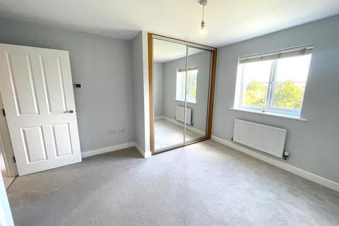 2 bedroom apartment to rent, Holmbush Drive, Faygate RH12