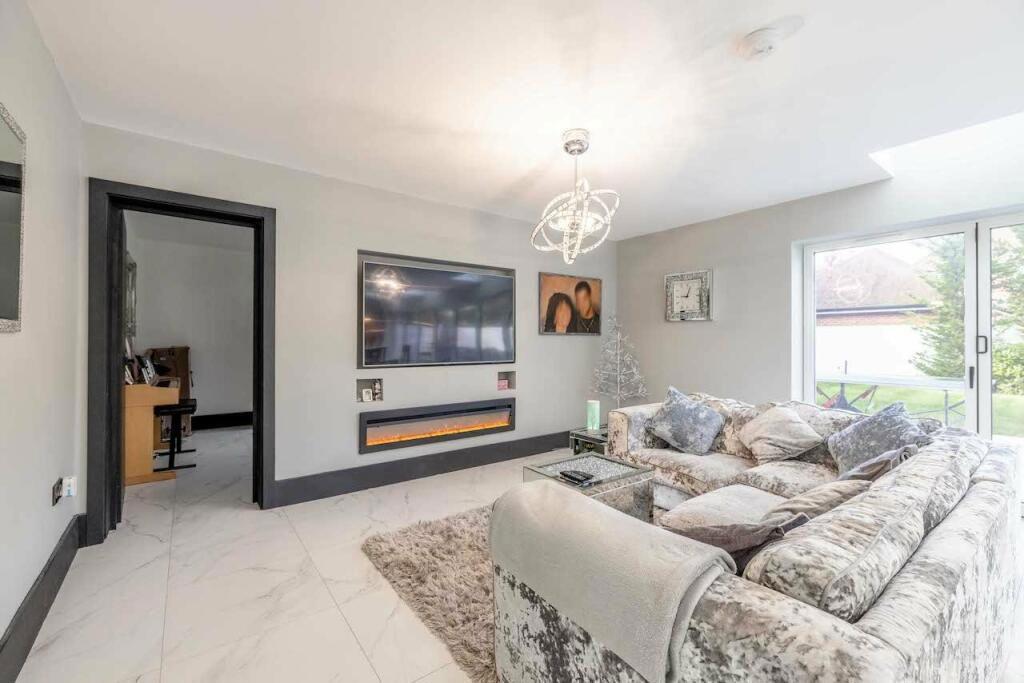 Blackpond Lane, Farnham Common... 6 bed detached house for sale £