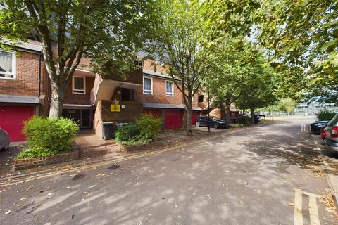 8 Reedham Close, London, N17 9PT