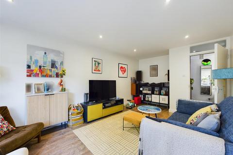 8 Reedham Close, London, N17 9PT