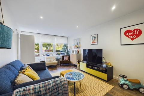 8 Reedham Close, London, N17 9PT