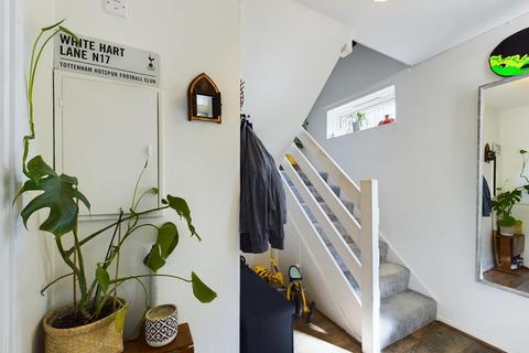 8 Reedham Close, London, N17 9PT