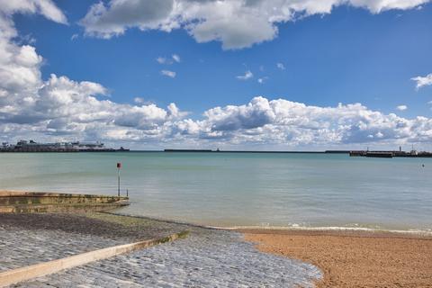 2 bedroom flat for sale, Cambridge Terrace, Dover, CT16