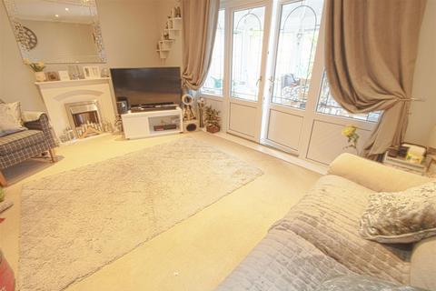 3 bedroom semi-detached house for sale, Outwood Farm Close, Billericay CM11