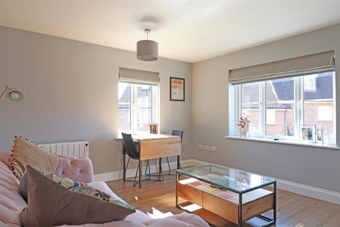 2 bedroom flat for sale, Rydons Way, Redhill