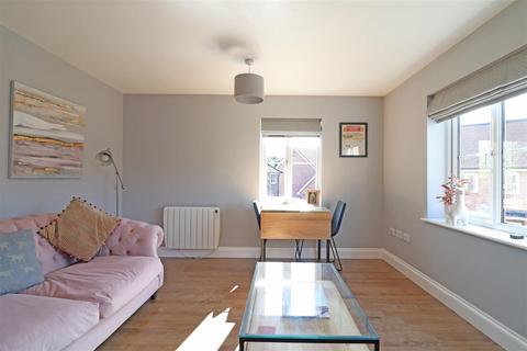 2 bedroom flat for sale, Rydons Way, Redhill