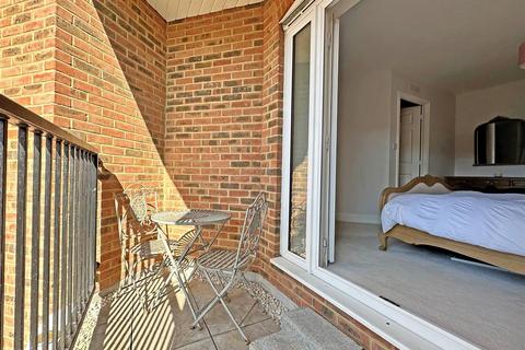 2 bedroom flat for sale, Rydons Way, Redhill