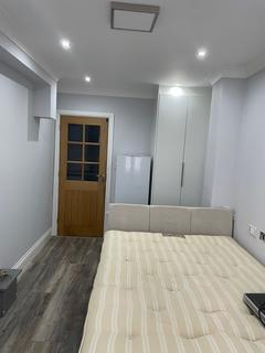 Studio to rent, Northolt UB5