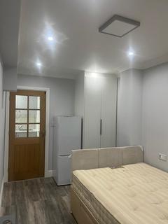 Studio to rent, Northolt UB5