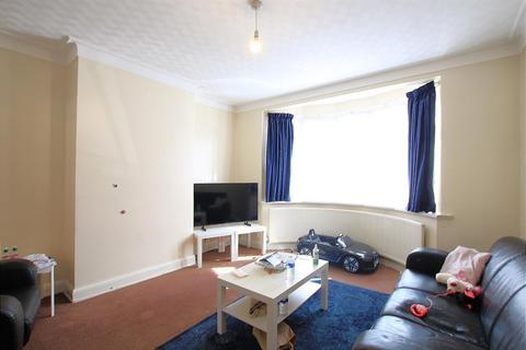 3 bedroom semi-detached house to rent, Beverley Avenue, Hounslow TW4