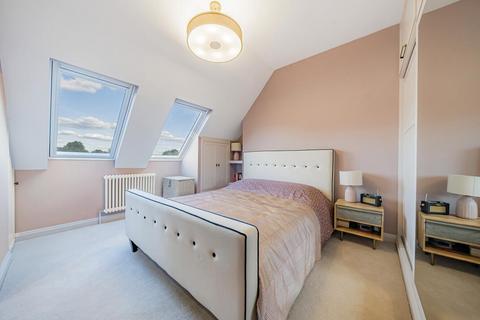 16b Laurel Road, London, SW20 0PR