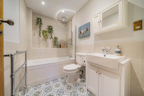 16b Laurel Road, London, SW20 0PR