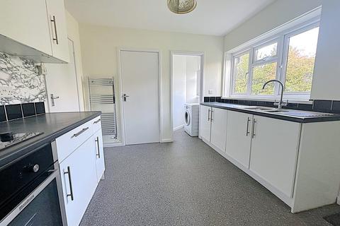 3 bedroom ground floor flat to rent, Hanover Close, Bexhill-on-Sea, TN40