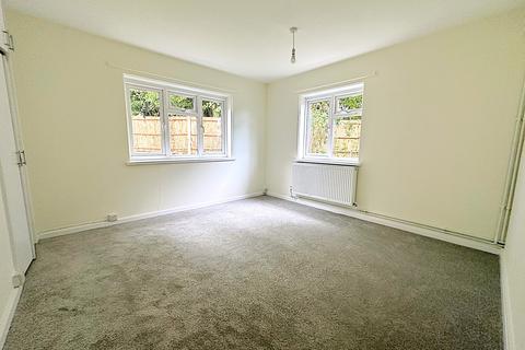 3 bedroom ground floor flat to rent, Hanover Close, Bexhill-on-Sea, TN40