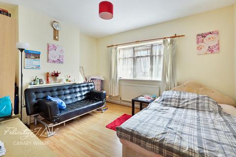 3 bedroom flat for sale, Three Colt Street, London, E14