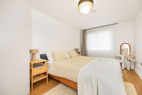 2 bedroom flat for sale, Mast Quay, London SE18