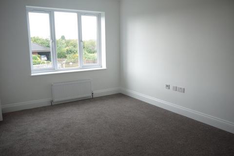 2 bedroom flat to rent, Defoe Parade, Chadwell St Mary