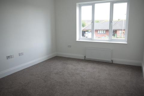 2 bedroom flat to rent, Defoe Parade, Chadwell St Mary