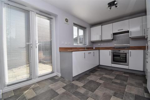 3 bedroom semi-detached house to rent, Daisy Way, Castleford WF10