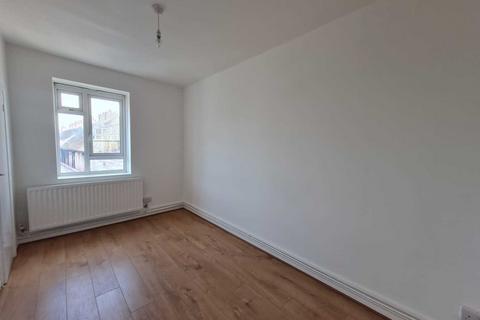 4 bedroom flat to rent, Hathersley House, Tulse Hill, SW2