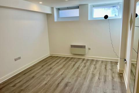 Studio to rent, Palmeira Avenue, Westcliff-on-Sea SS0