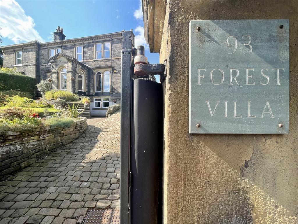Ovenden Road, Halifax HX3 5 bed semidetached house for sale £495,000
