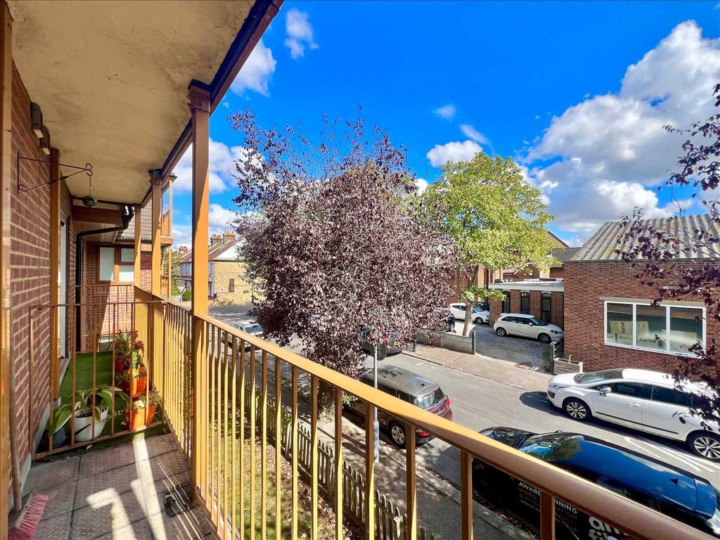 Chalkwell Park Drive, Leigh on Sea SS9 1 bed apartment for sale £170,000