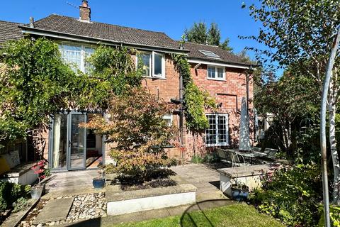 4 bedroom end of terrace house for sale, Manor Drive, Hebden Bridge, HX7 8DW