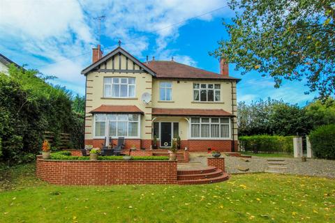 4 bedroom detached house for sale, Westfield Park, Wakefield WF1