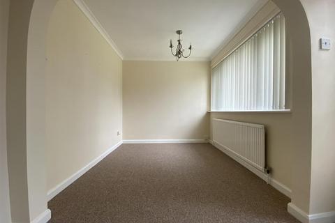 2 bedroom detached bungalow to rent, Aberford Road, Wakefield WF3