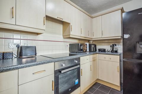 2 bedroom flat for sale, Friarscroft Way, Aylesbury HP20