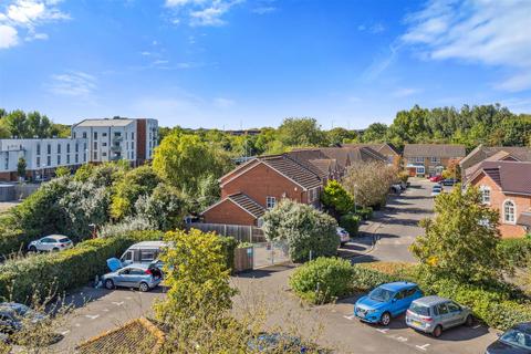 2 bedroom flat for sale, Friarscroft Way, Aylesbury HP20