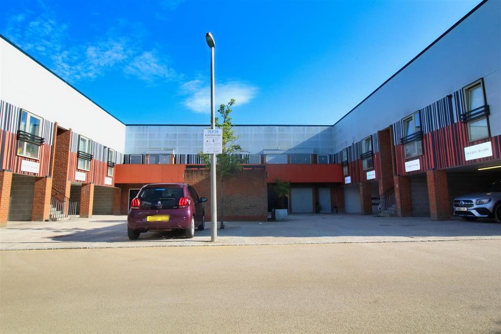 Alexandra Road, Newhall, Harlow 2 bed flat to rent £1,395 pcm (£322 pw)