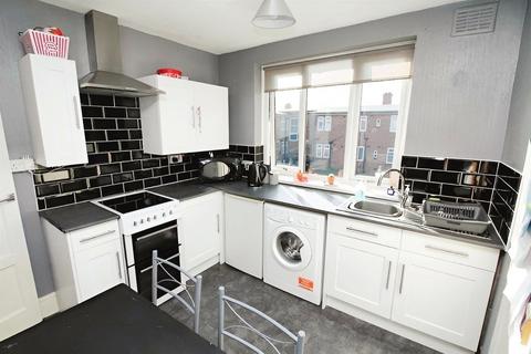 2 bedroom flat to rent, Gads Green Crescent, West Midlands DY2