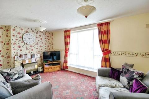 2 bedroom flat to rent, Gads Green Crescent, West Midlands DY2