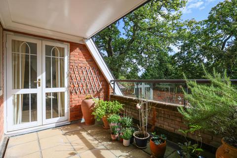 3 bedroom flat for sale, Ashley Road, Walton-on-Thames, Surrey, KT12