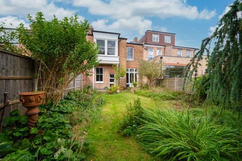 3 Dukes Avenue, London, N3 2DE