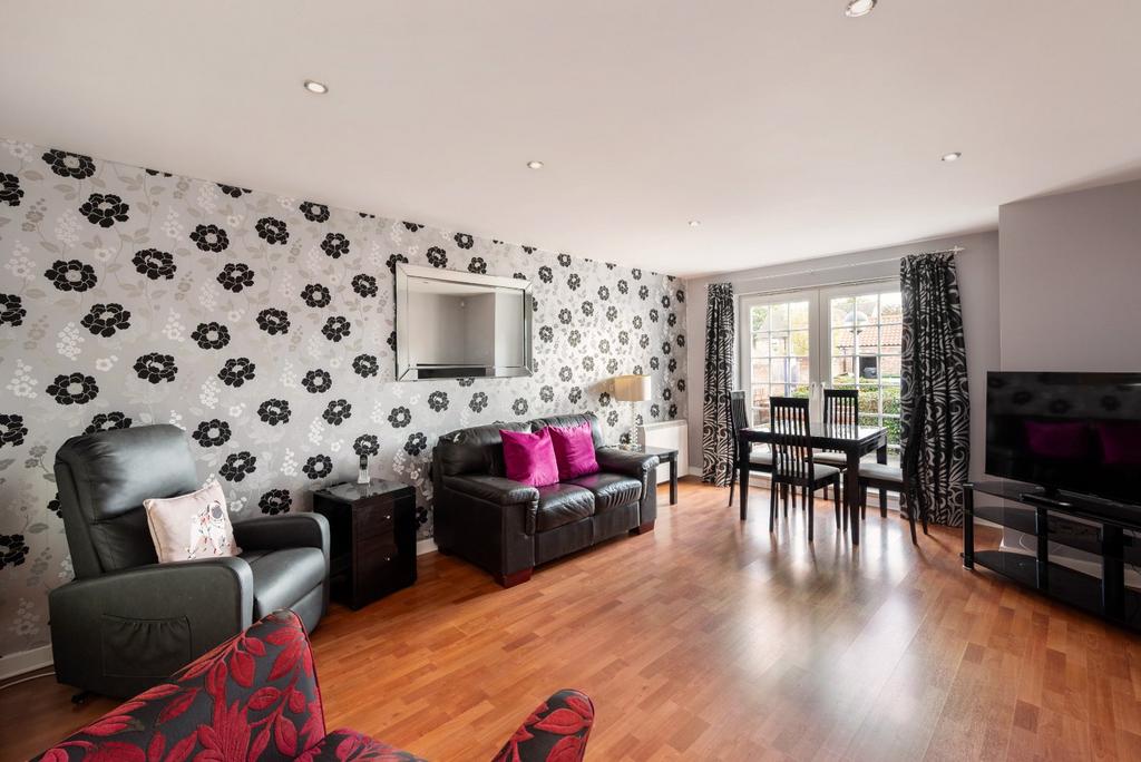 St. Oswalds Court, Fulford, York, YO10 2 bed flat to rent £1,150 pcm