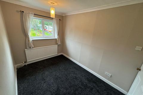 3 bedroom detached house to rent, Clayfield Drive, Bradford